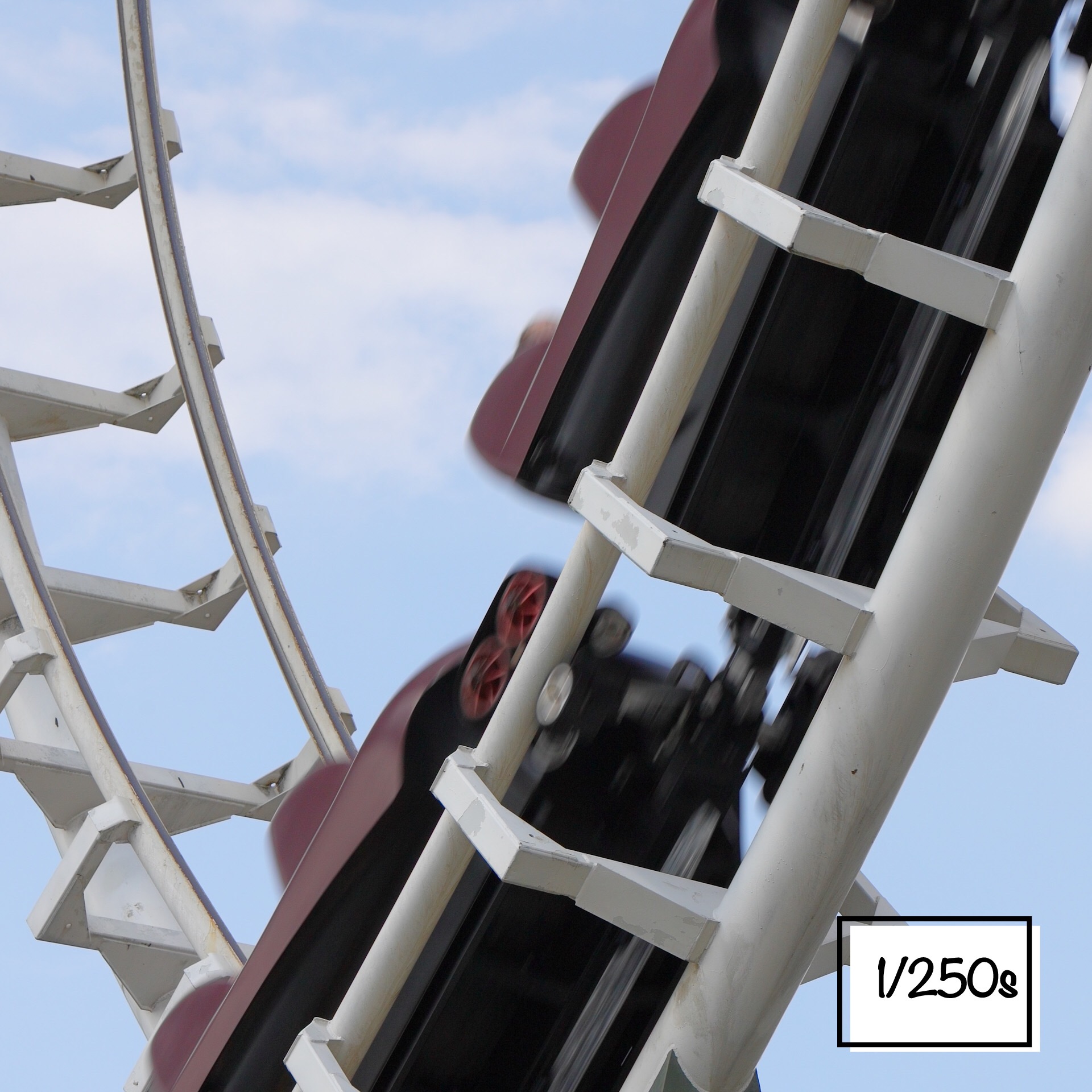 Eine Achterbahn mit einer Verschlusszeit von 1/250s fotografiert.
