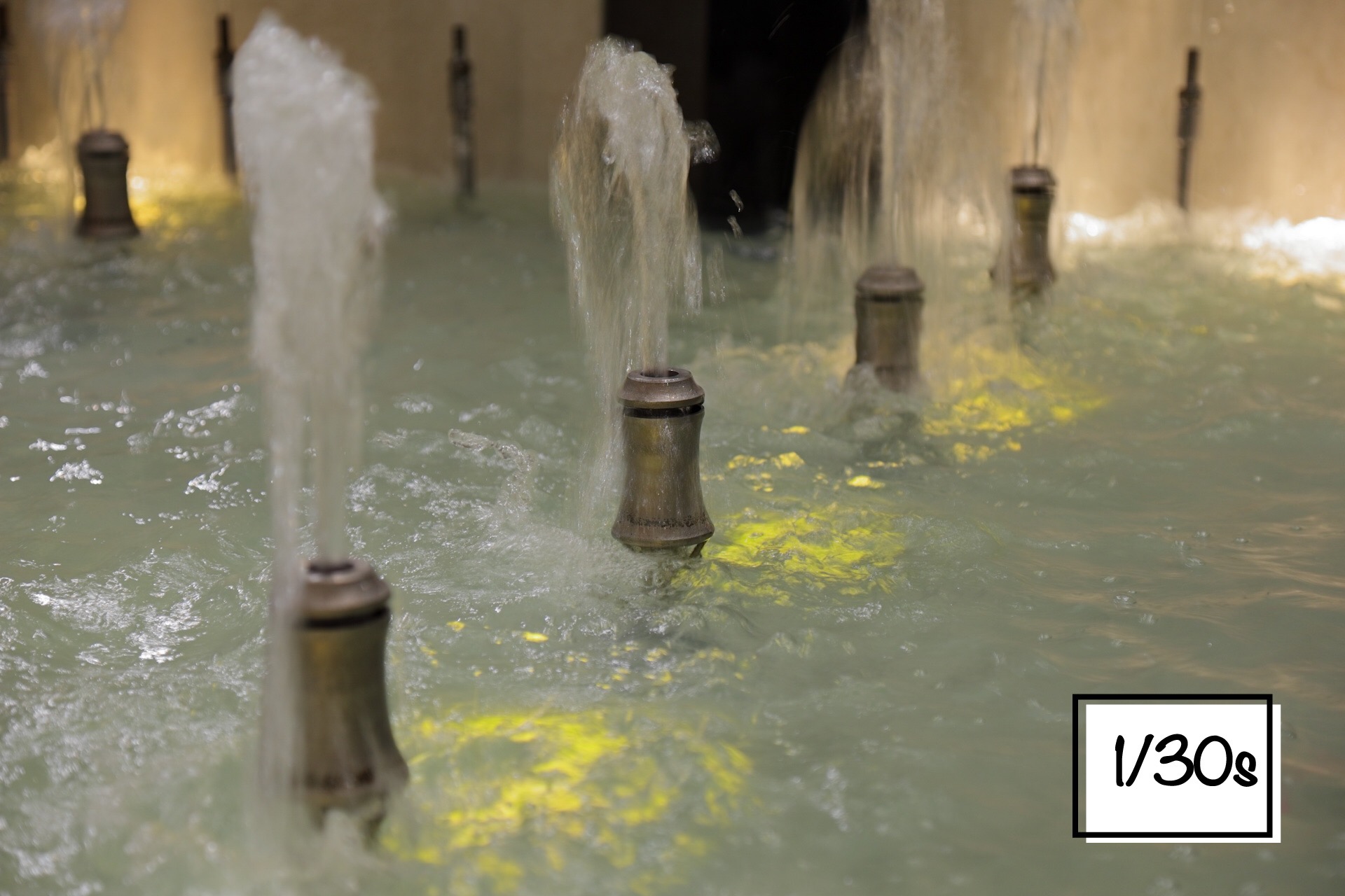Das Bild zeigt einen Brunnen fotografiert mit einer Verschlusszeit von 1/30s.