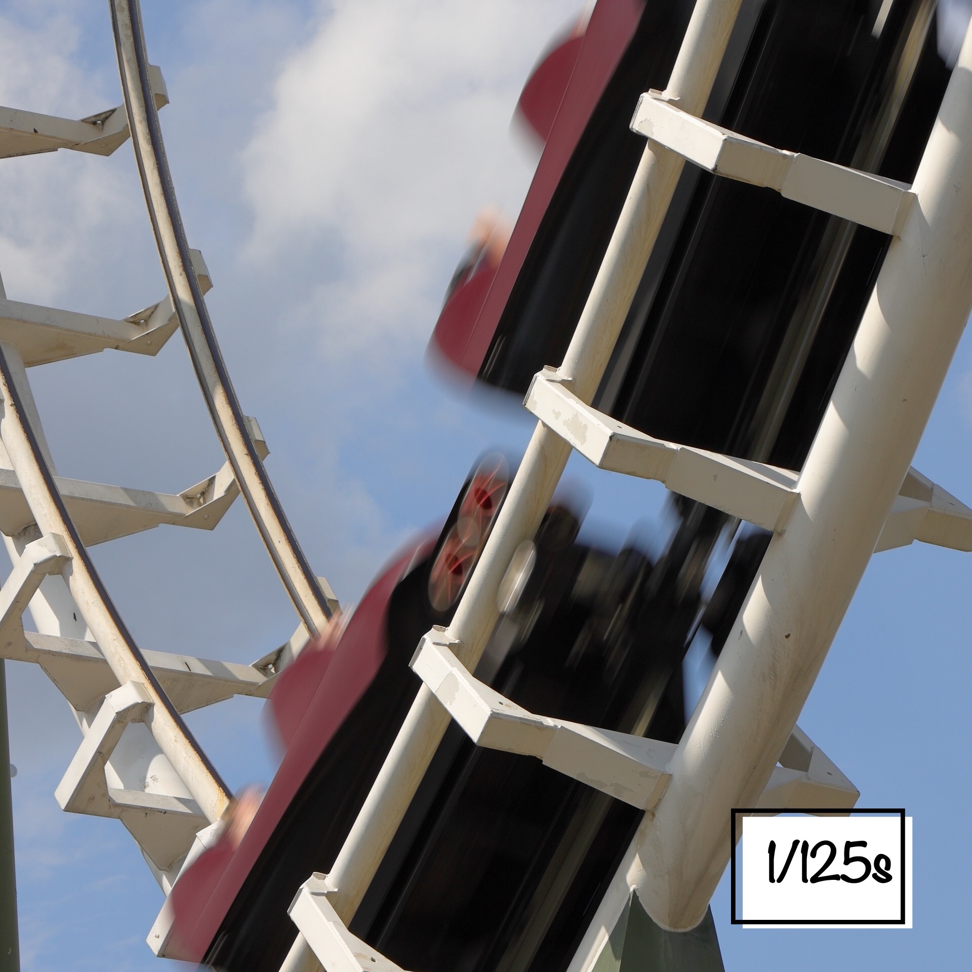 Eine Achterbahn mit einer Verschlusszeit von 1/125s fotografiert.