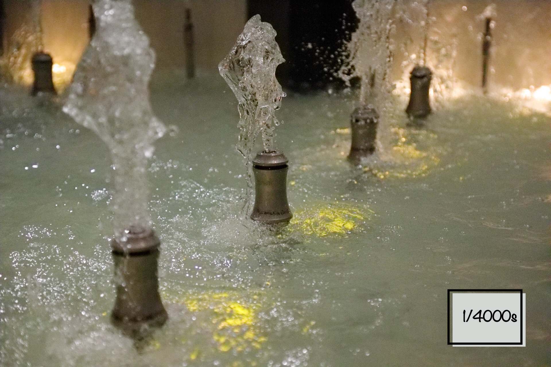 Das Bild zeigt einen Brunnen fotografiert mit einer Verschlusszeit von 1/4000s.