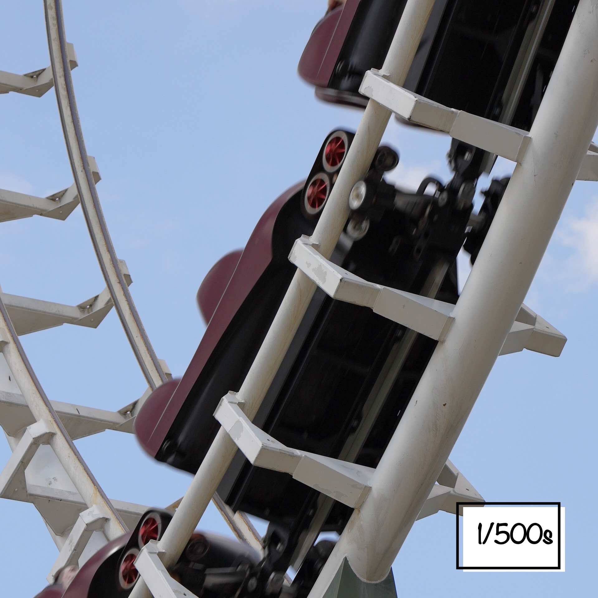 Eine Achterbahn mit einer Verschlusszeit von 1/500s fotografiert.