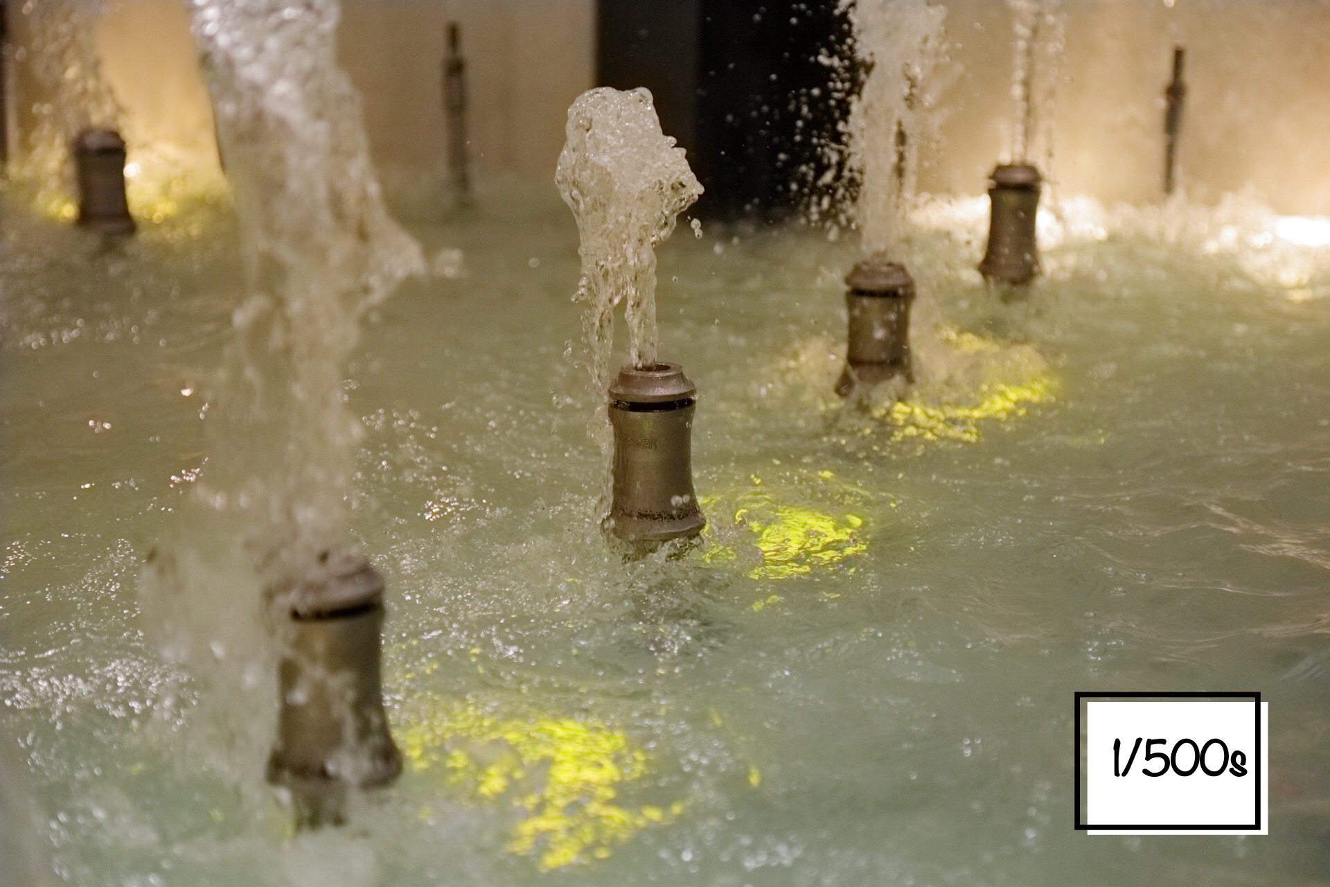 Das Bild zeigt einen Brunnen fotografiert mit einer Verschlusszeit von 1/500s.