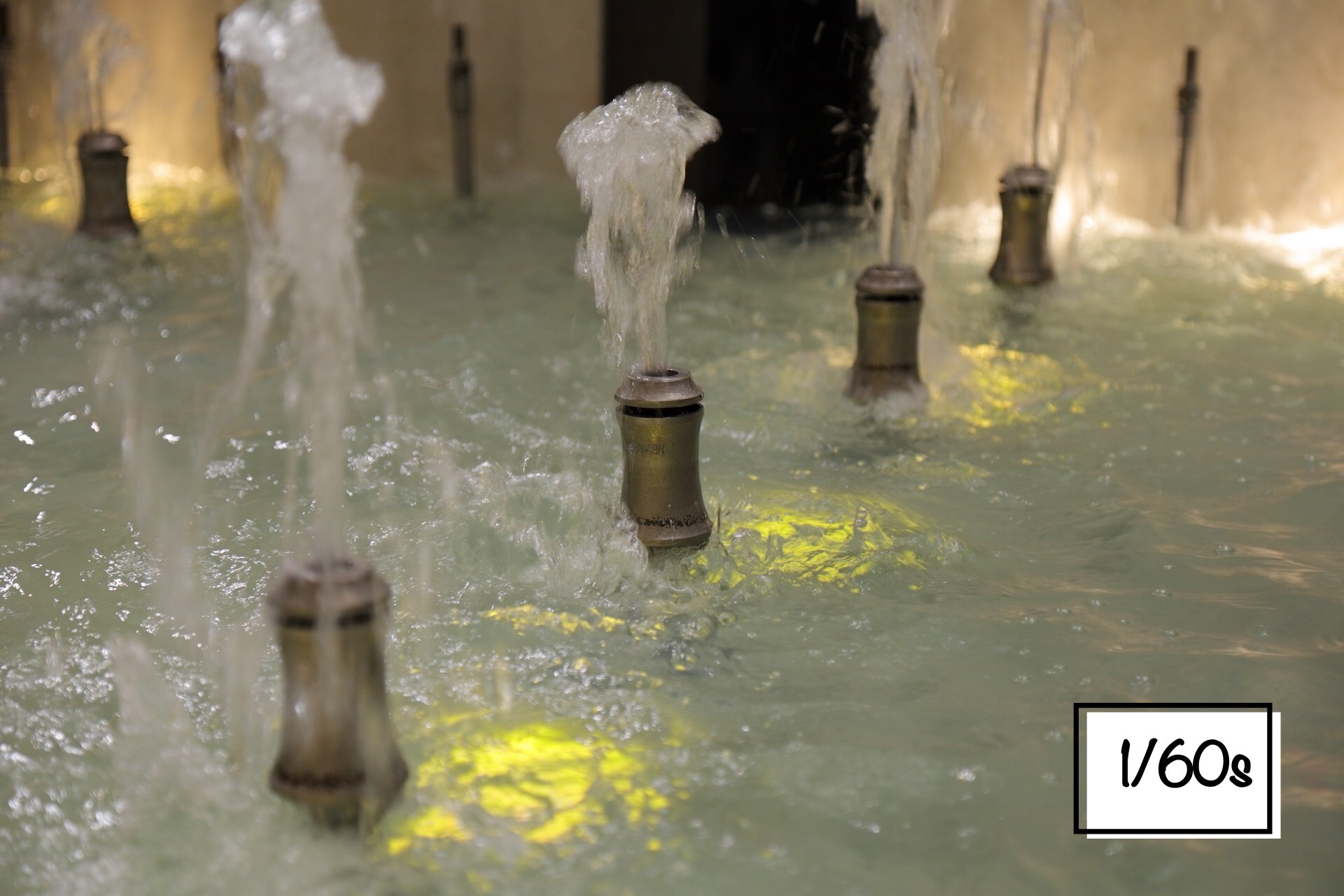 Das Bild zeigt einen Brunnen fotografiert mit einer Verschlusszeit von 1/60s.