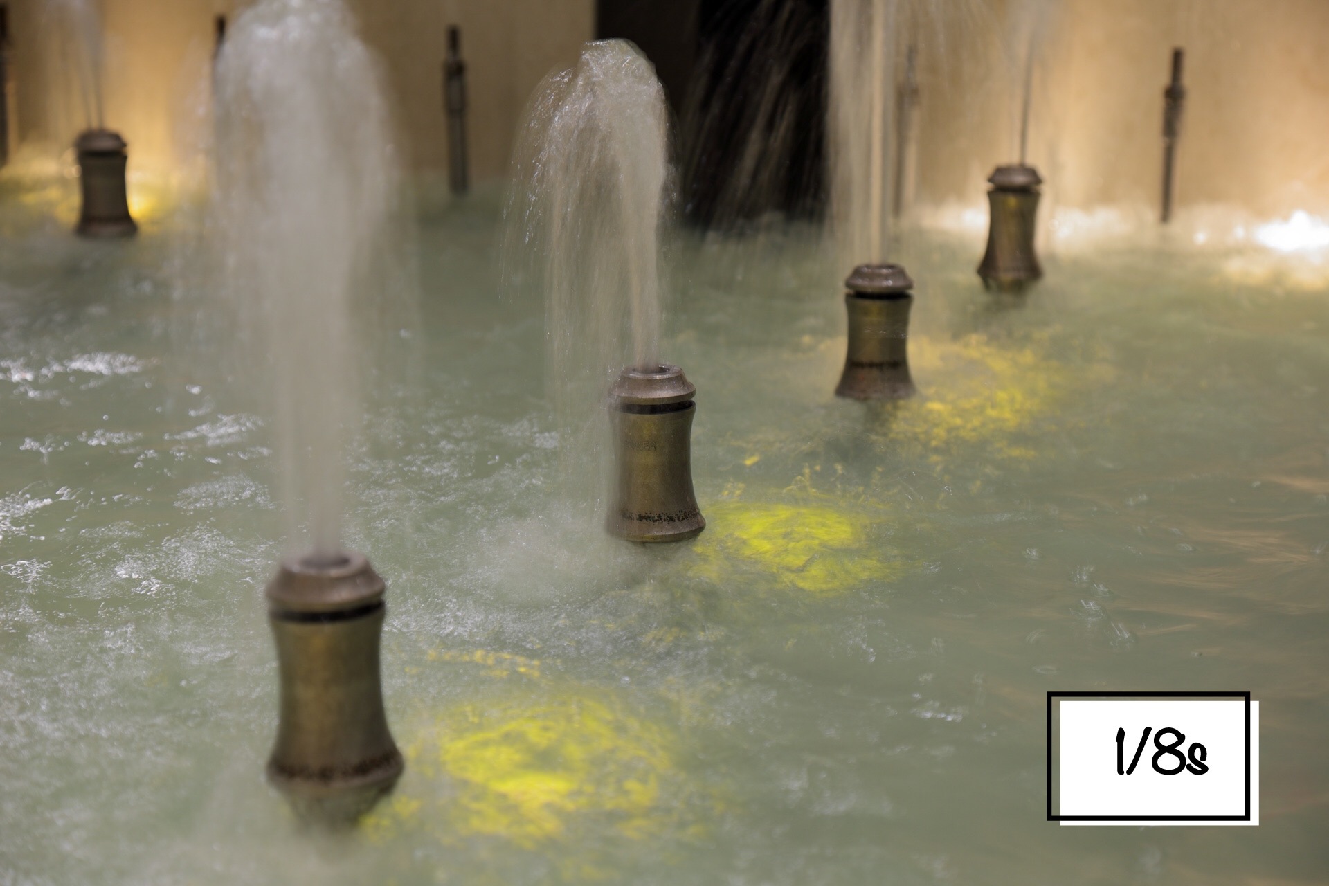 Das Bild zeigt einen Brunnen fotografiert mit einer Verschlusszeit von 1/8s.