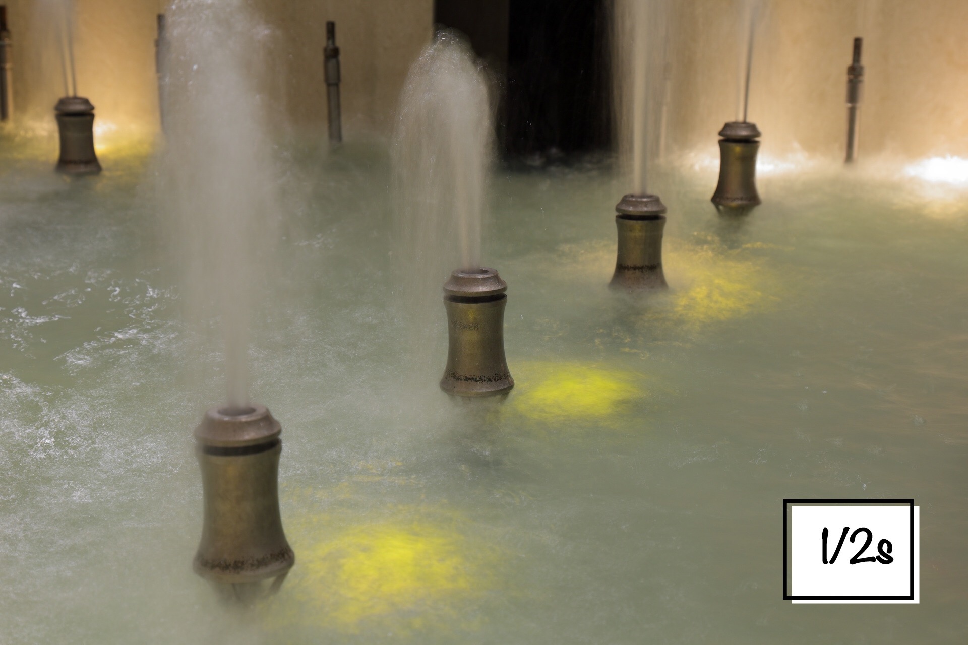 Das Bild zeigt einen Brunnen fotografiert mit einer Verschlusszeit von 1/2s.