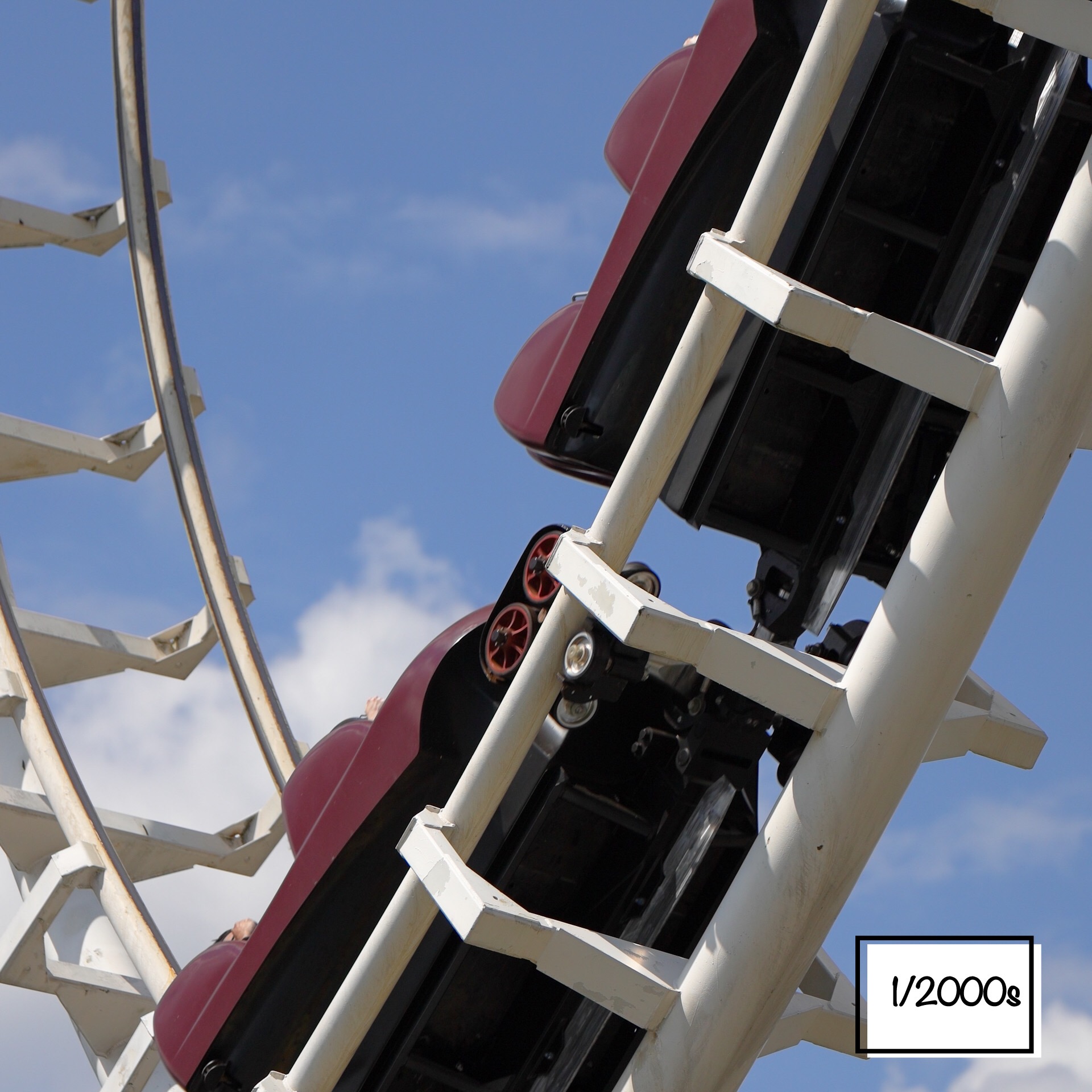 Eine Achterbahn mit einer Verschlusszeit von 1/2000s fotografiert.