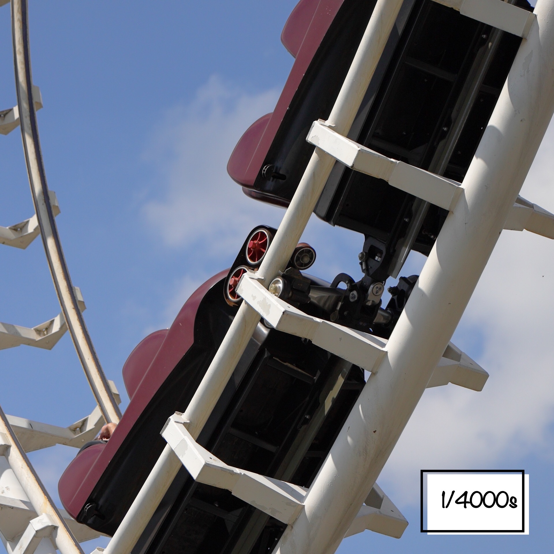 Eine Achterbahn mit einer Verschlusszeit von 1/4000s fotografiert.