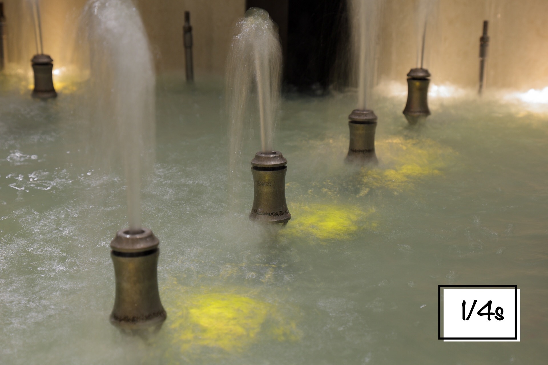 Das Bild zeigt einen Brunnen fotografiert mit einer Verschlusszeit von 1/4s.