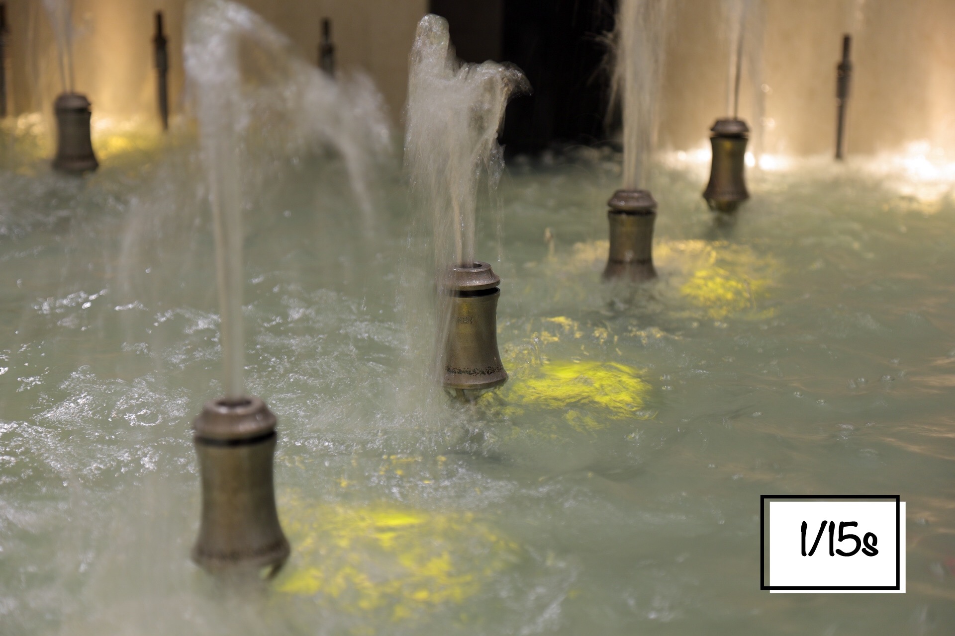 Das Bild zeigt einen Brunnen fotografiert mit einer Verschlusszeit von 1/15s.