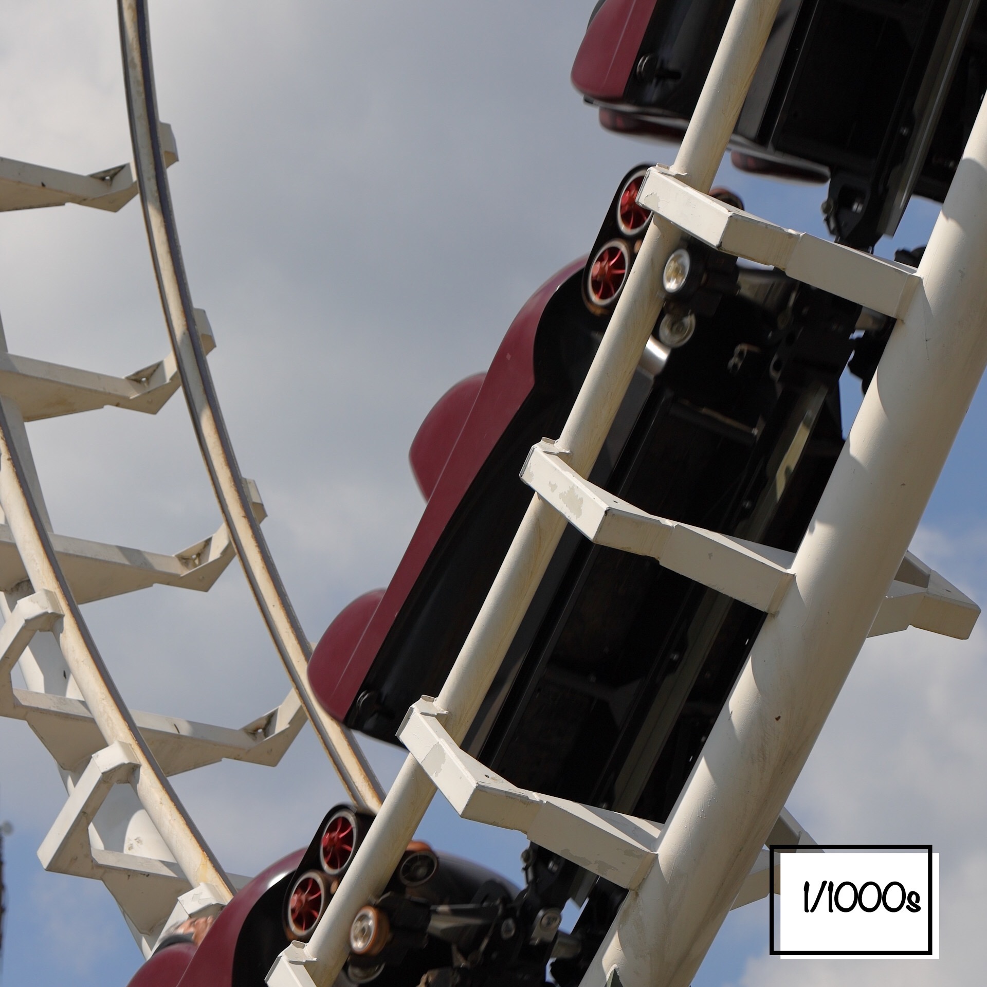 Eine Achterbahn mit einer Verschlusszeit von 1/1000s fotografiert.