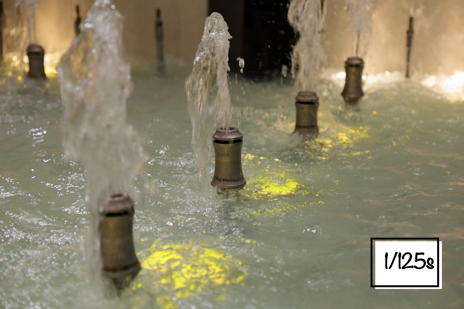 Das Bild zeigt einen Brunnen fotografiert mit einer Verschlusszeit von 1/125s.