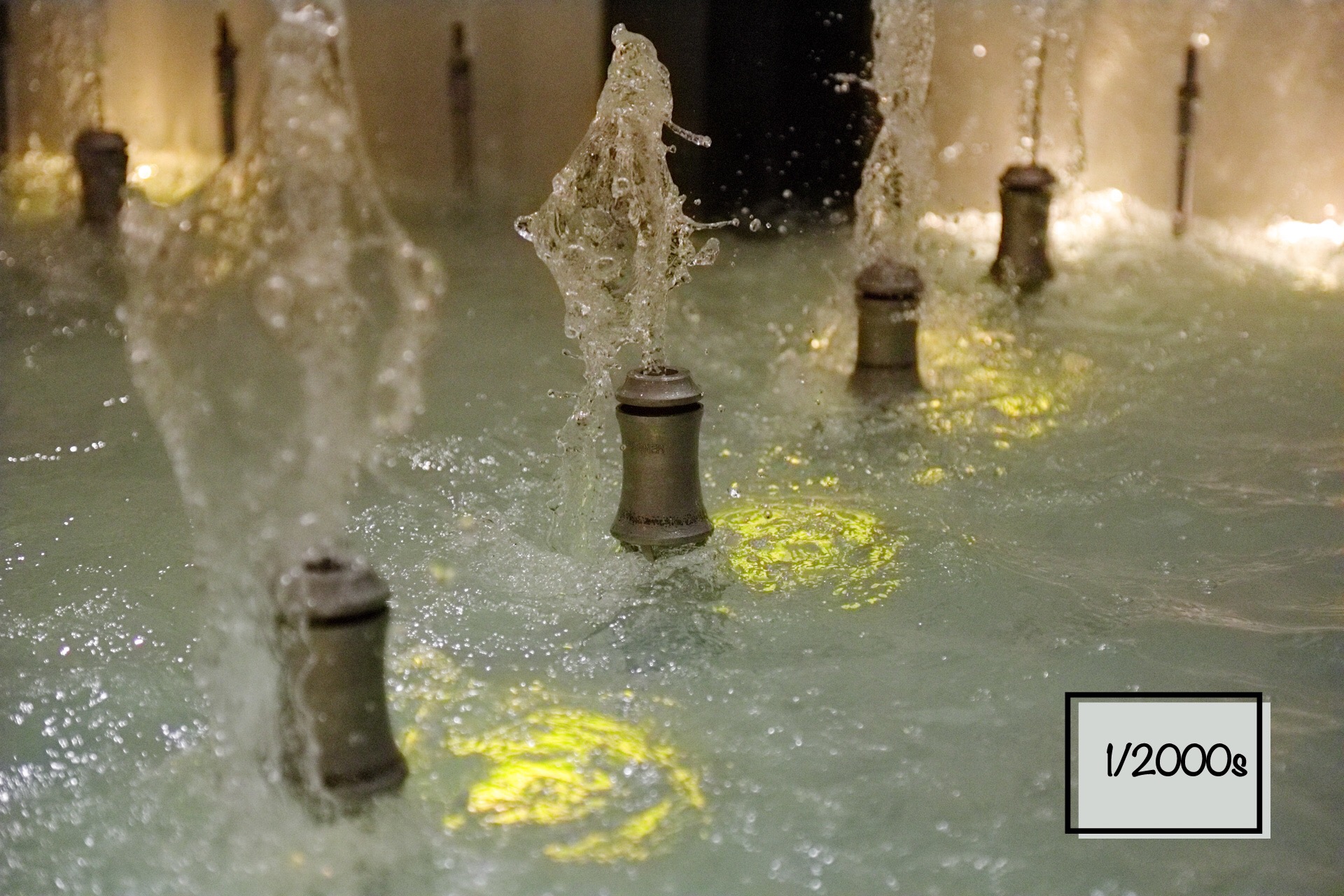 Das Bild zeigt einen Brunnen fotografiert mit einer Verschlusszeit von 1/2000s.