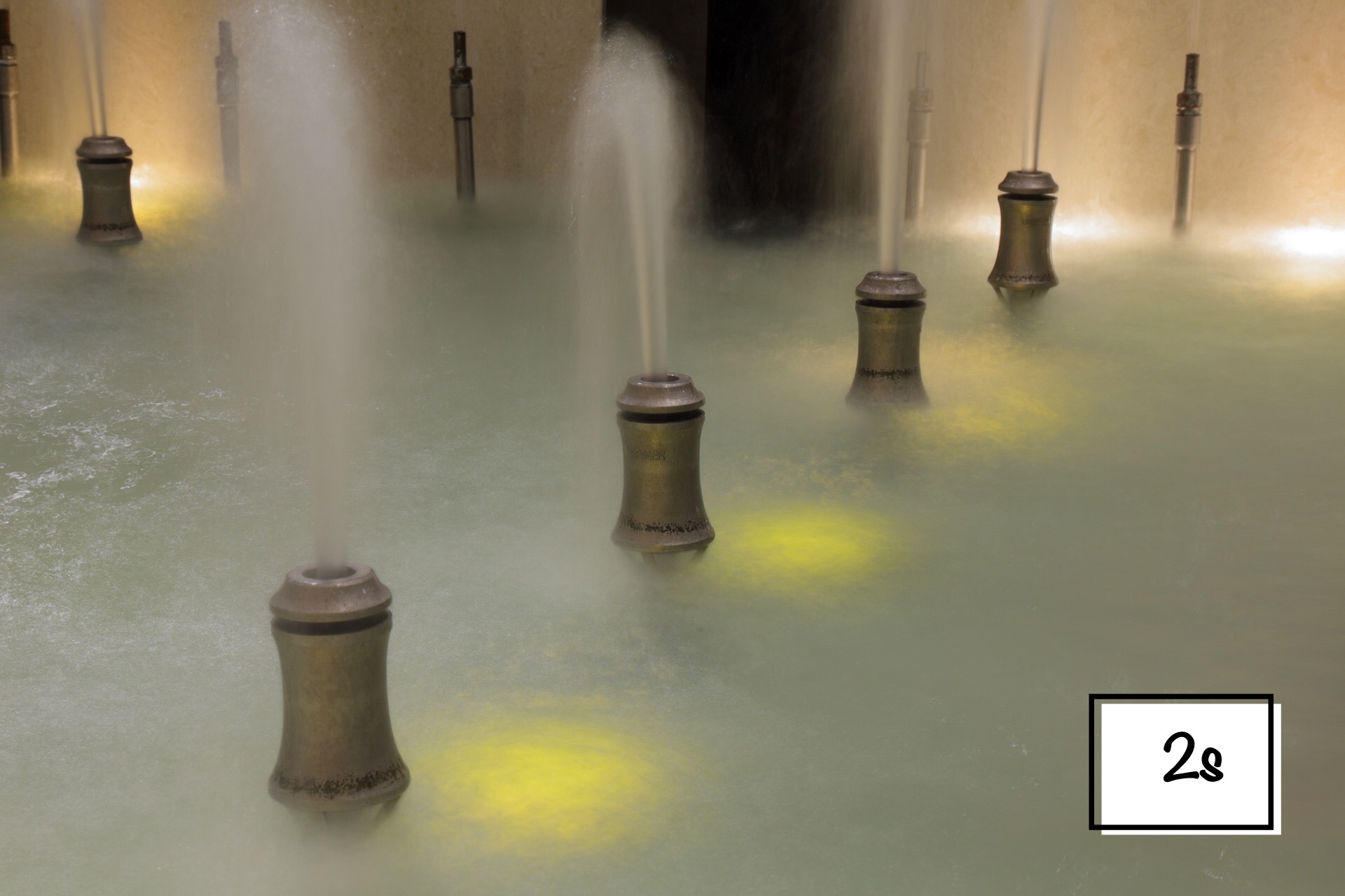 Das Bild zeigt einen Brunnen fotografiert mit einer Verschlusszeit von 2s.