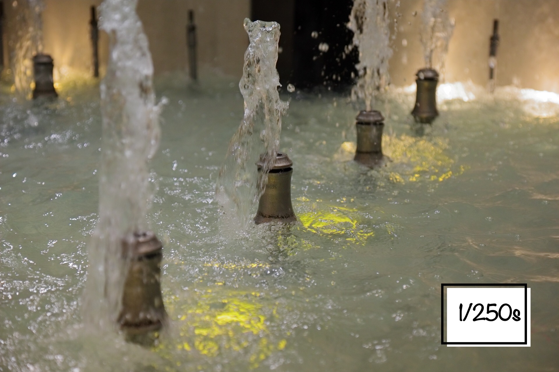 Das Bild zeigt einen Brunnen fotografiert mit einer Verschlusszeit von 1/250s.