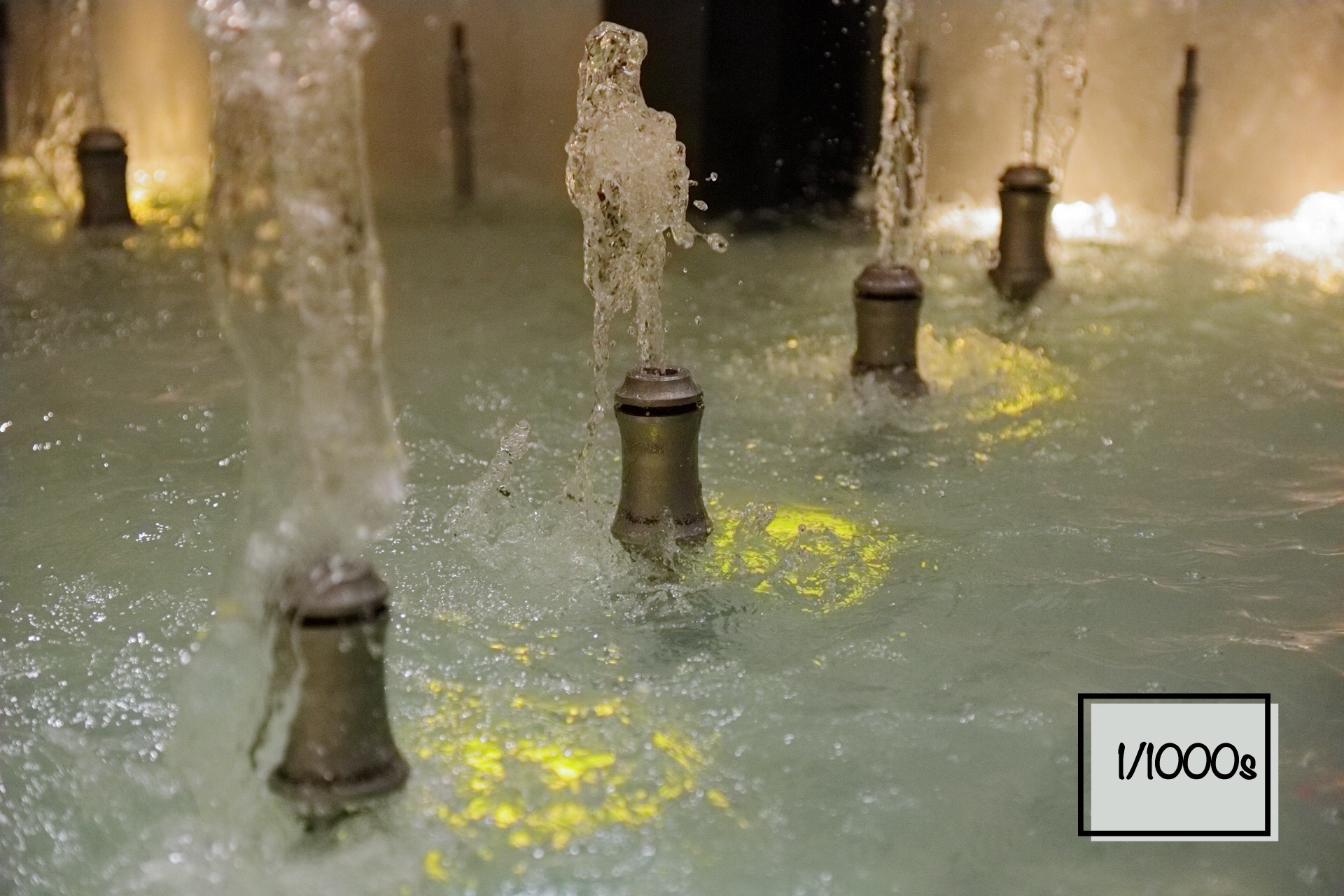 Das Bild zeigt einen Brunnen fotografiert mit einer Verschlusszeit von 1/1000s.