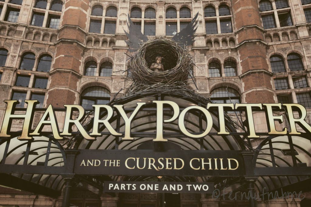 Das Bild zeigt das Logo von Harry Potter and the Cursed Child am Palace Theatre in London